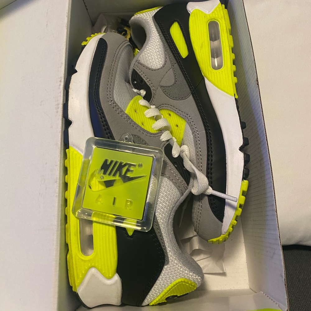 Womens Nike AirMax 90 in volt size 7